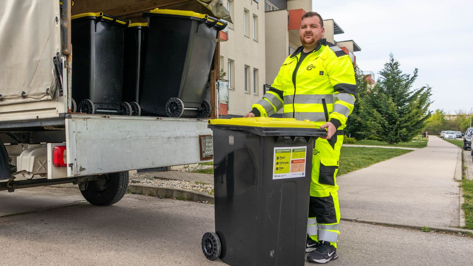 Kukát osztó munkás